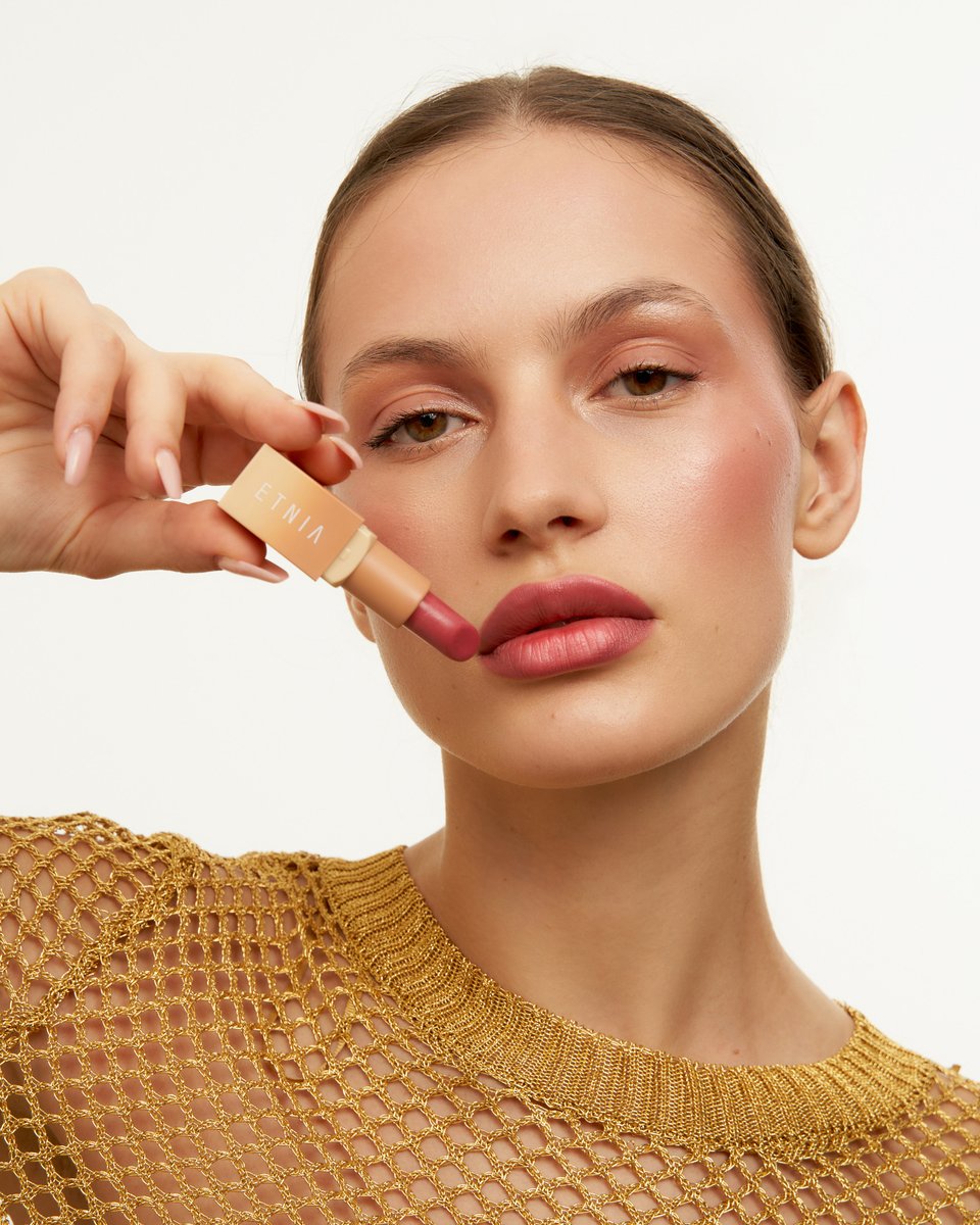 EtniaCosmetics's tweet photo. 𝑳𝒊𝒍𝒊𝒖𝒎💛
Un labial con un sutil color cremoso. La manteca de karité aporta hidratación y suavidad al instante.
https://t.co/LFa2wWoPbm
#EtniaCosmetics
#LaActitudEsBella
#TheNudeCollection https://t.co/I0ccrd07kd