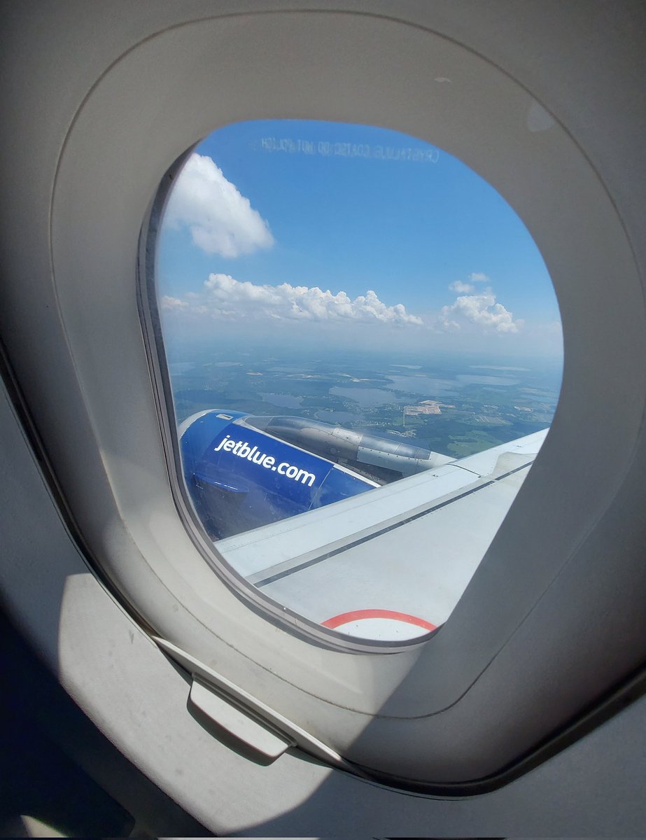 Michaelkelly707's tweet photo. I guess you could say I am #FlightStalking myself as i fly from Orlando to Santo Domingo with @JetBlue on this 23 year old Airbus A320 on flight #B62405 . Using messaging apps for free is a nice bonus https://t.co/rfZwL0yERd