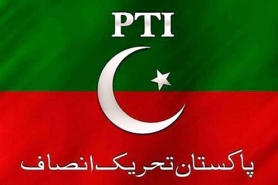 PTIOfficialISB's tweet photo. مشکلیں آئیں گی ہار نہیں ماننی اور اللہ کو سوا کسی کے سامنے نہیں جھکنا!

پوری پاکستانی قوم ہے کپتان کی ٹیم!
#BehindYouSkipper https://t.co/vR1Q4PNjyN