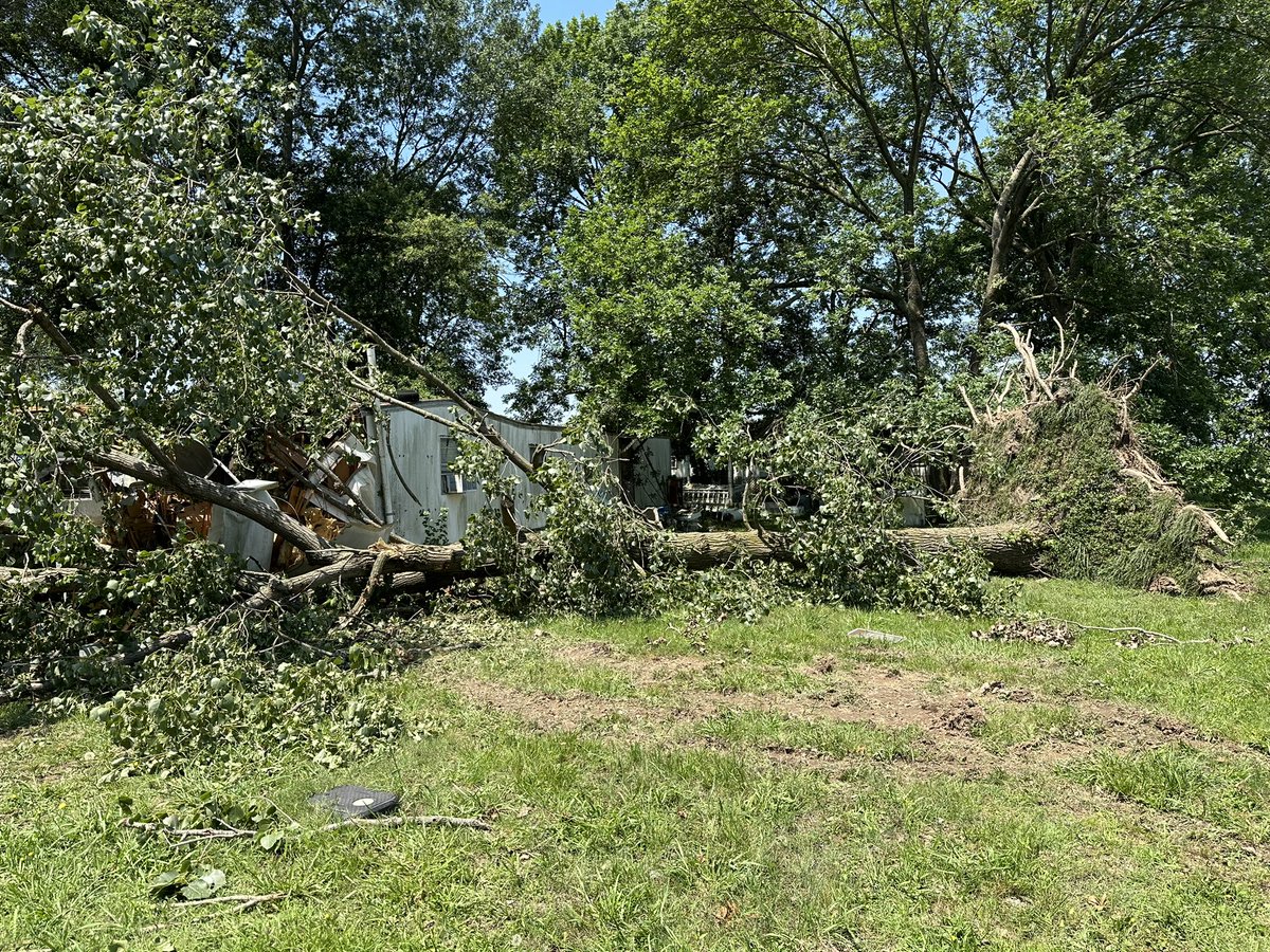 #UPDATE According to the Lonoke County Sheriff's Office mother, Shirley Ann Jones, and son, Elbert Jones III, died when a tree fell on their Carlisle trailer home. The father, Elbert Jones Jr., survived. He  is now with family out of state per Carlisle PD. #ARnews #ARStormTeam
