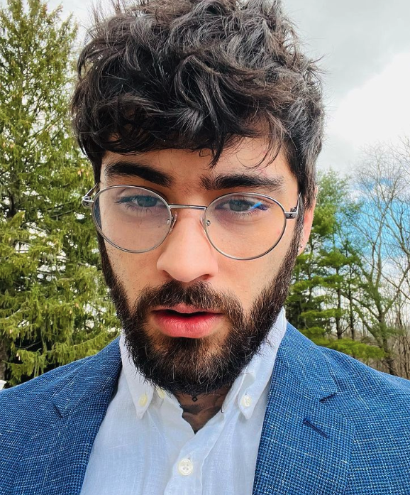 poptime's tweet photo. 🚨 ACABOU: Zayn Malik retribuiu e deu unfollow em Selena Gomez no Instagram. Segundo rumores, os dois estavam ficando! https://t.co/rMeLesYXzy