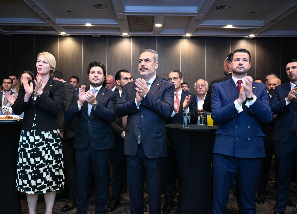 TimeBalkan_'s tweet photo. Türkiye Dışişleri Bakanı Hakan Fidan #Podgoritsa’da #Karadağ İslam Birliği’nin Kurban Bayramı vesilesiyle düzenlediği etkinliğe iştirak etti ve Rifat Fejzic ile görüştü.
Etkinliğe Karadağ Cumhurbaşkanı https://t.co/hl8lWdcPvM
