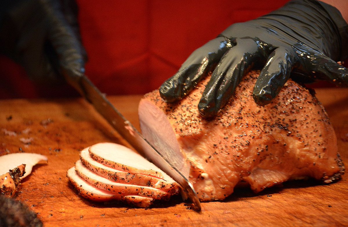 Talk Turkey to me! 🗣️🦃 

📸: @monarchatelier
#evolutionnotrevolution #houbbq #houstonfoodie #teamgoofyque #houfood #bbq #topfoodnews #huffposttaste #cookingchannel #manfirefood #meatcandy #fulsheartexas #fulsheartx #supportlocal #doziersdeck #doziersdining