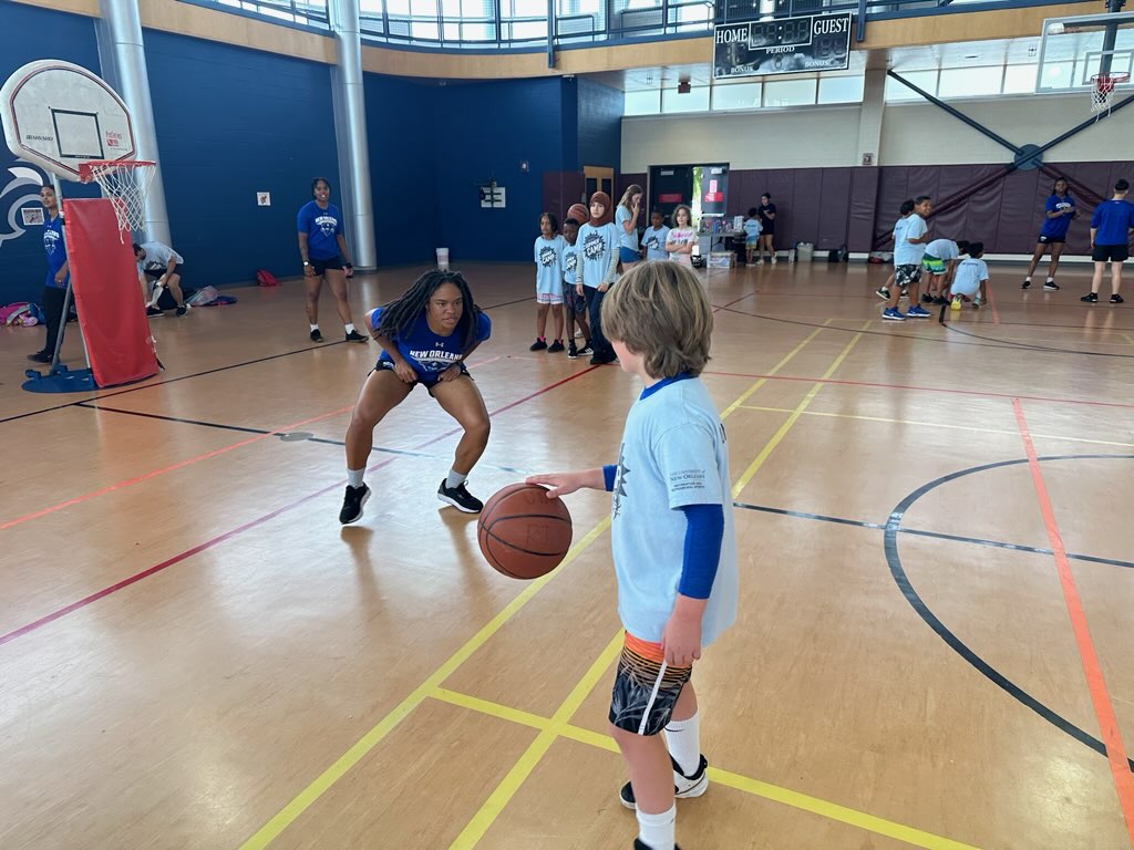 Our ladies had an awesome time working on 🏀fundamentals with kids from the UNO summer camp! 

#NOLAsTeam ⚔️