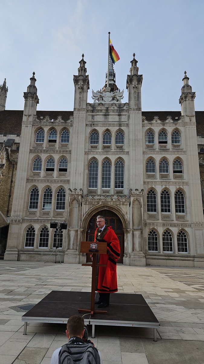 This evening the LGBTQIA+ Progress Pride Flag was raised above Guildhall to mark this year's Pride in London Festival 🏳️‍🌈 🏳‍⚧

This event also launched the Corporate Queer photography exhibition, recognising the LGBTQIA+ community and their contribution to the world of work.