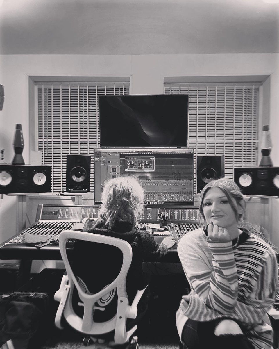 ellsouth's tweet image. Would like to say a big thank you to everyone who has streamed HEART over the past few days. Your response has been so positive and generous. Feeling very grateful indeed.
Happy to say we’re still busy working on new music so prepare for more social media bombardment very soon.