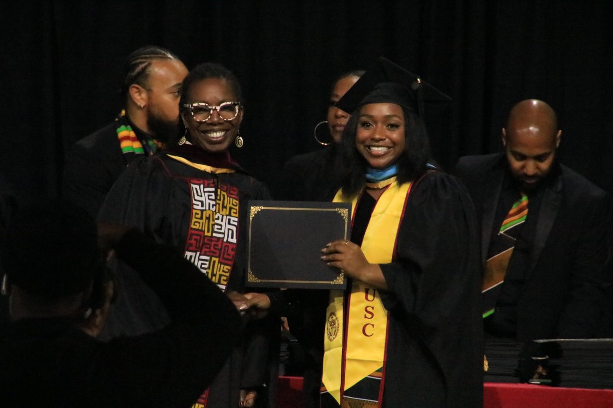 thtgirlkyrah's tweet photo. Officially a part of the 14% of the US who have achieved a Masters degree and the 4% of African Americans who are therapists 🎉 #BlackTrogan #BlackExcellence https://t.co/weXa3iZOwv
