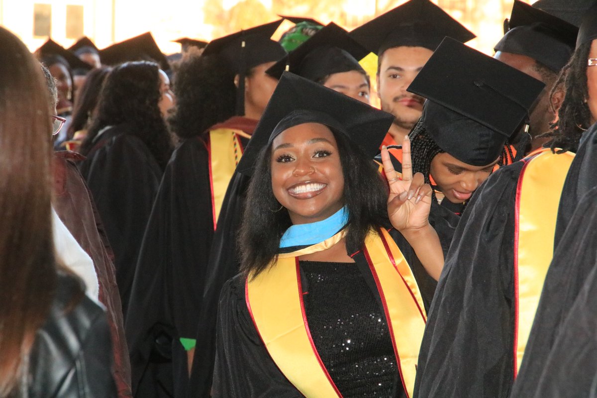 thtgirlkyrah's tweet photo. Officially a part of the 14% of the US who have achieved a Masters degree and the 4% of African Americans who are therapists 🎉 #BlackTrogan #BlackExcellence https://t.co/weXa3iZOwv