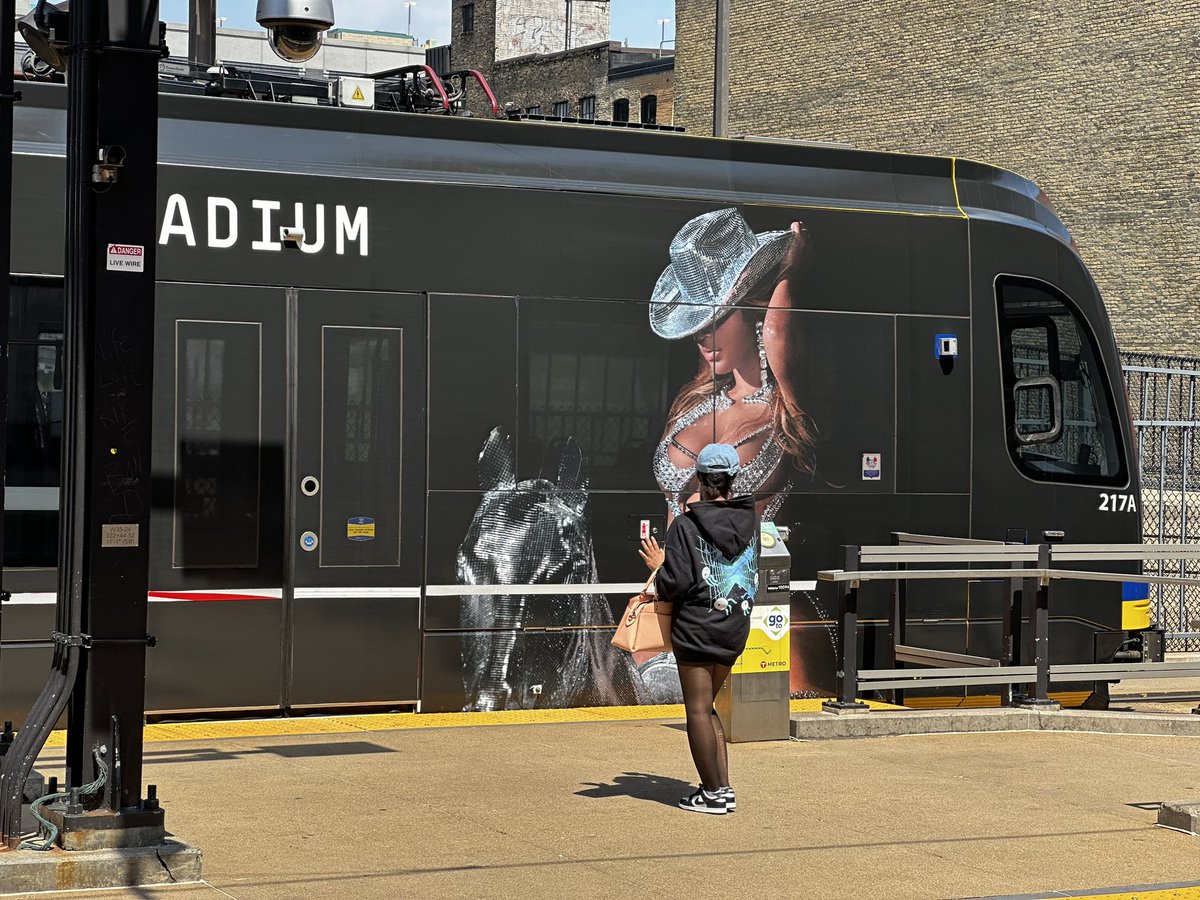 nathan_bakken's tweet image. Wild @Beyonce @MetroTransitMN train appeared! #metrotransitmn #RENAISSANCE