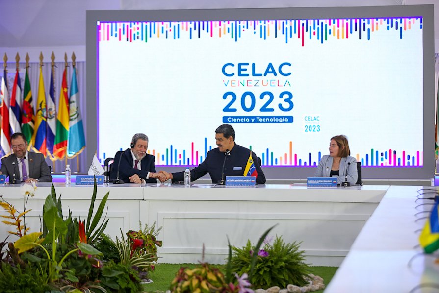 NicolasMaduro's tweet photo. Extraordinario primer Encuentro con las Autoridades de Ciencia y Tecnología de la CELAC. Una experiencia maravillosa que une a los pueblos en un inmenso bloque de poder integral para la construcción de una identidad latinoamericana y caribeña que haga posible un futuro de cooperación y pueblos independientes.
