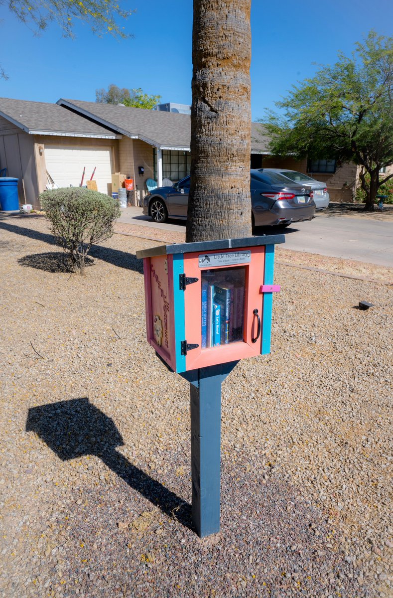 Our #bookloving #staffphotographer @rootbeerphoto was in Phoenix, AZ last week & did what he usually does... goes on a @LtlFreeLibrary hunt! 🤣📚❤️ #littlefreelibrary #phoenixAZ #littlefreelibraries #bookwormwithacamera #booksinthewild #booklove