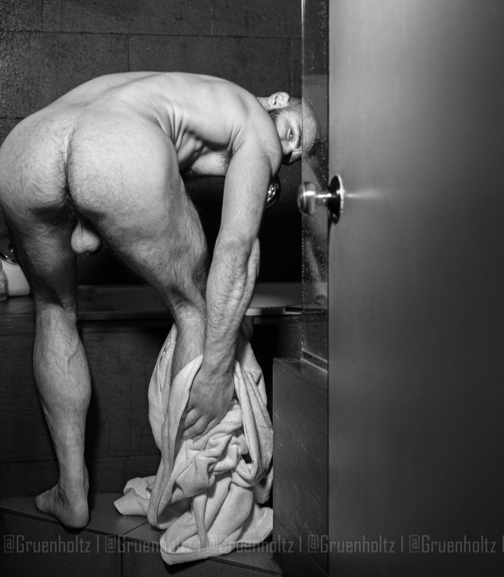 #TowelTuesday with <a href="/JakeMorganXXX/">Jake Morgan</a>

#FitOver40