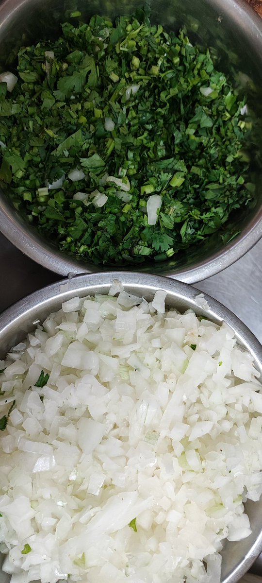 Nos preguntaron cómo se ven las enchiladas potosinas.. se ven así antes de ir a tu plato y luego se les pone encima esta cebollita y cilantrito, luego una media crema, todo hecho a mano de manera artesanal.😋😋 Díganme que no se les antojan..
