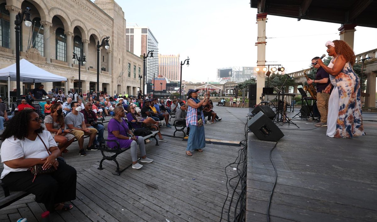 (1/2) Come one, come all & enjoy free boardwalk entertainment in #AtlanticCity at Kennedy Plaza this Summer!🎵 

Wednesdays starting 6/28 at 7 PM, check out the stars at Mardi Gras AC 🎉 The Jazz on the Beach free concert series returns on Thursdays starting 6/29 at 7 PM!