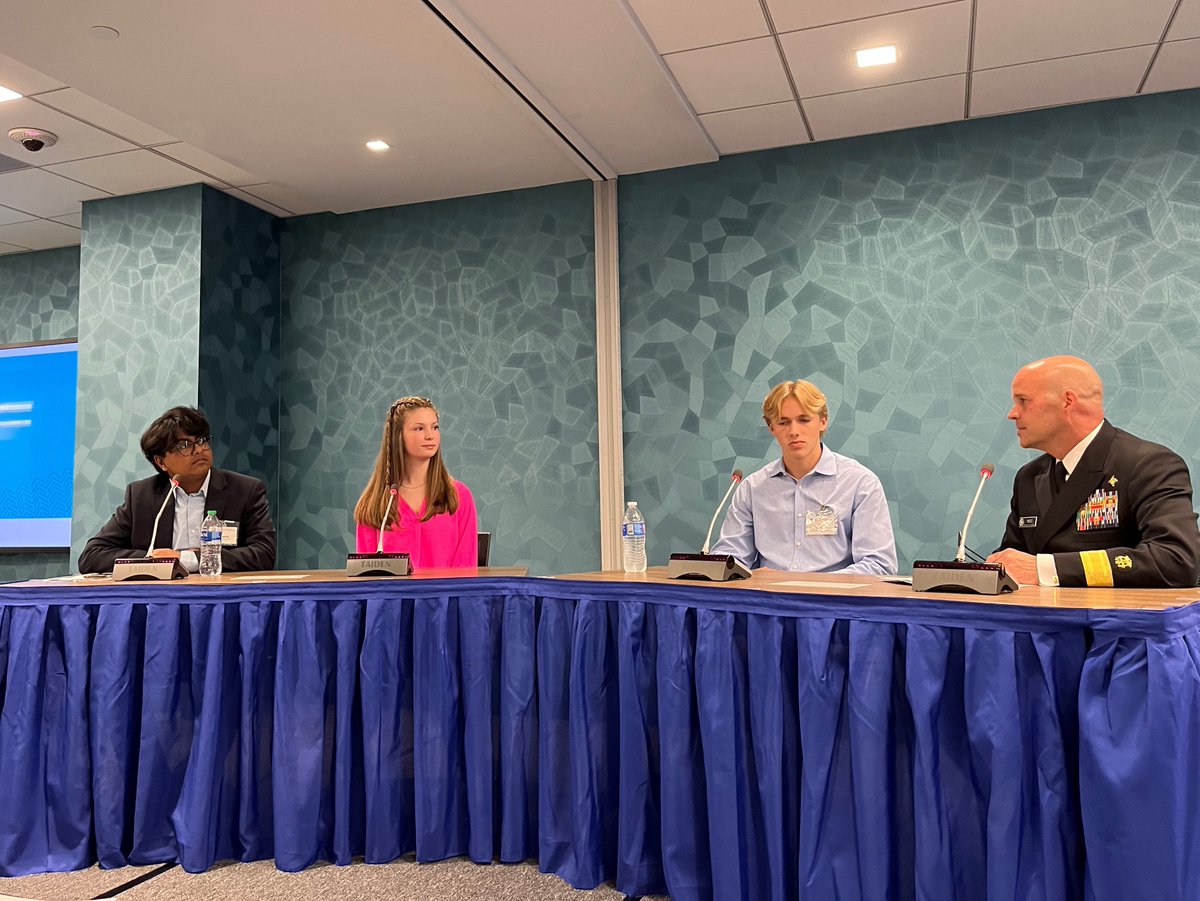 Today, 3 GENYOUth Youth Council students participated in the Presidential Youth Fitness Program (PYFP) partner meeting hosted by <a href="/HealthGov/">odphp.health.gov</a>. They brought their #youthvoice to reimagine <a href="/FitnessGov/">President's Council</a>'s iconic program which promotes health &amp; #physicalactivity for America’s youth. 💪