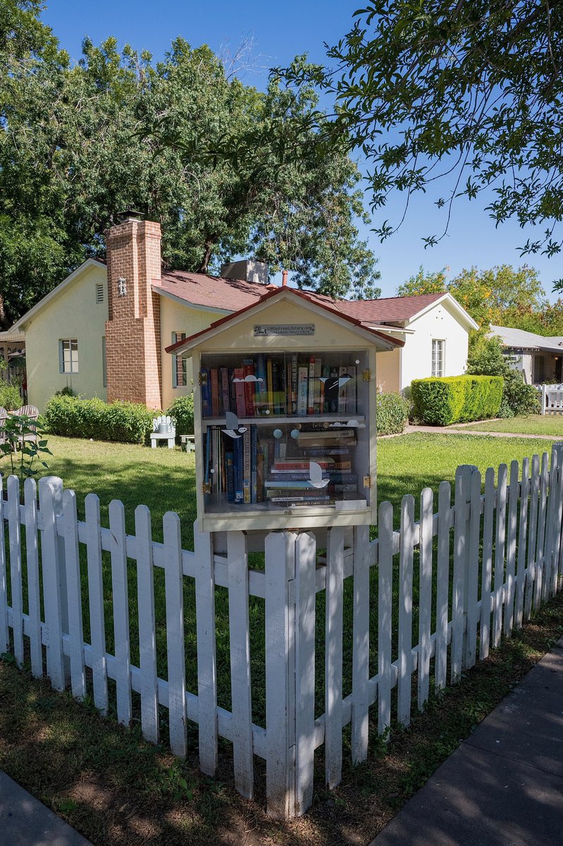 Our #bookloving #staffphotographer @rootbeerphoto was in Phoenix, AZ last week & did what he usually does... goes on a @LtlFreeLibrary hunt! 🤣📚❤️ #littlefreelibrary #phoenixAZ #littlefreelibraries #bookwormwithacamera #booksinthewild