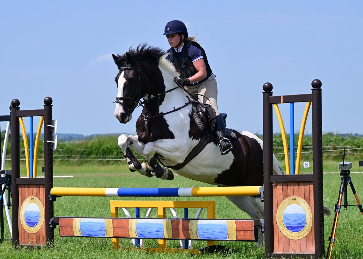 Hot one yesterday at Milton Keynes Equestrian (11 hours of showjumping) @BritShowjumping #horses #showjumping