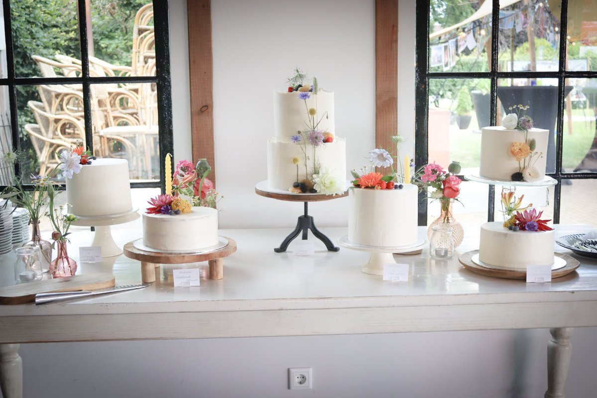ilseblossi's tweet photo. Mooie opdracht mogen maken afgelopen zaterdag.
Heerlijke #bruidstaarten gecombineerd met passende bloemen voor diner tafel en ceremonie, #bruidsboeket. Dat noem ik nog eens een compleet plaatje 

#floak #flowers #cake #bruidstaart #bruidsboeket #trouwen #huwelijk https://t.co/lmXfWxQnsL