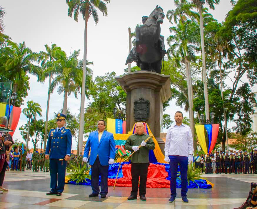 #26Jun Recibí de manos del Gobernador @Gerardo4fPsuv la espada del Libertador en la plaza Bolívar de Barquisimeto acompañado del poder popular, Alcaldes Bolivarianos, poderes públicos, diputados y autoridades militares.