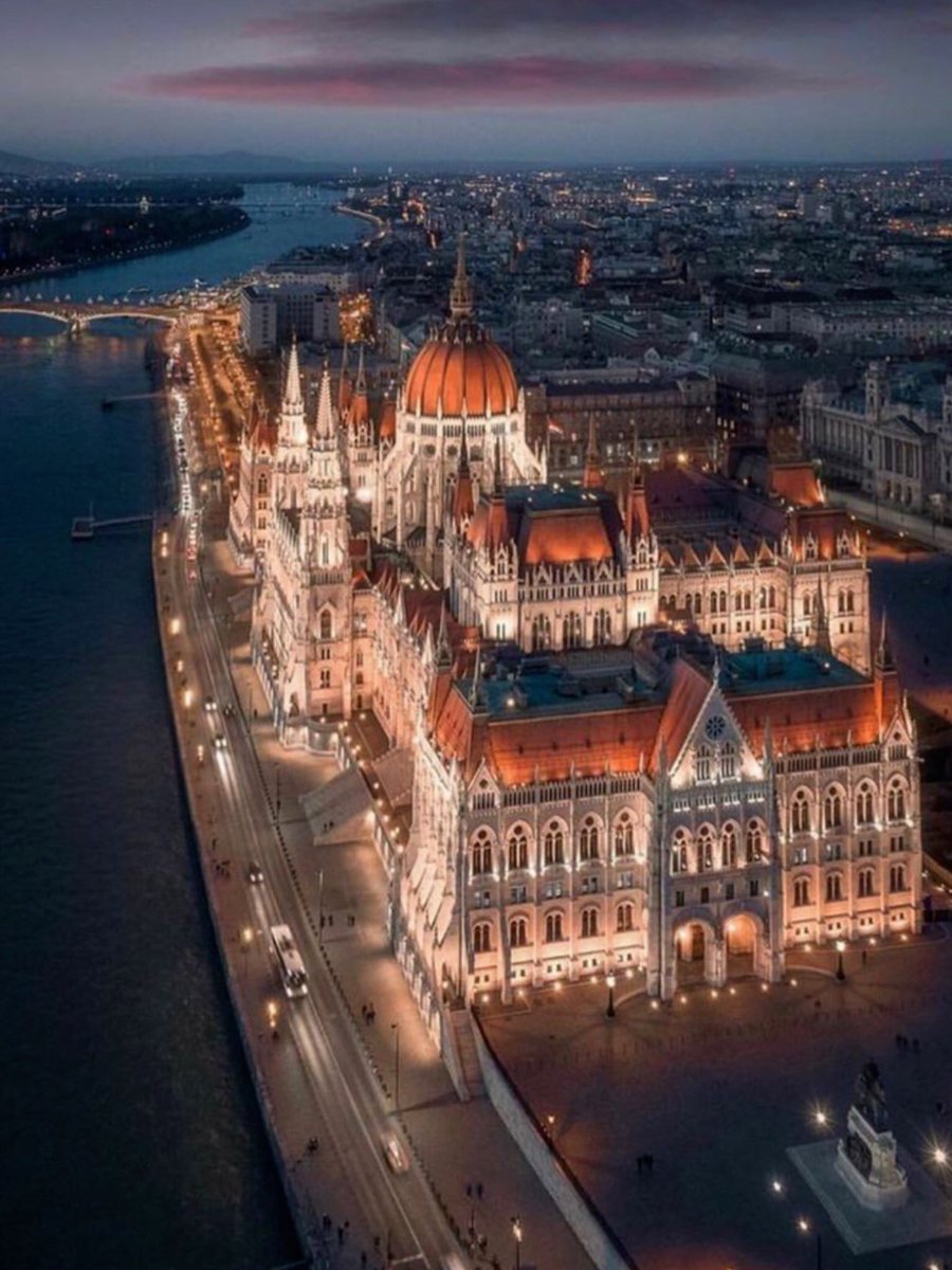 Hungarian Parliament Building in the night. Sleep well my friends. 
Thank you to all my subscribers 🫶🏻