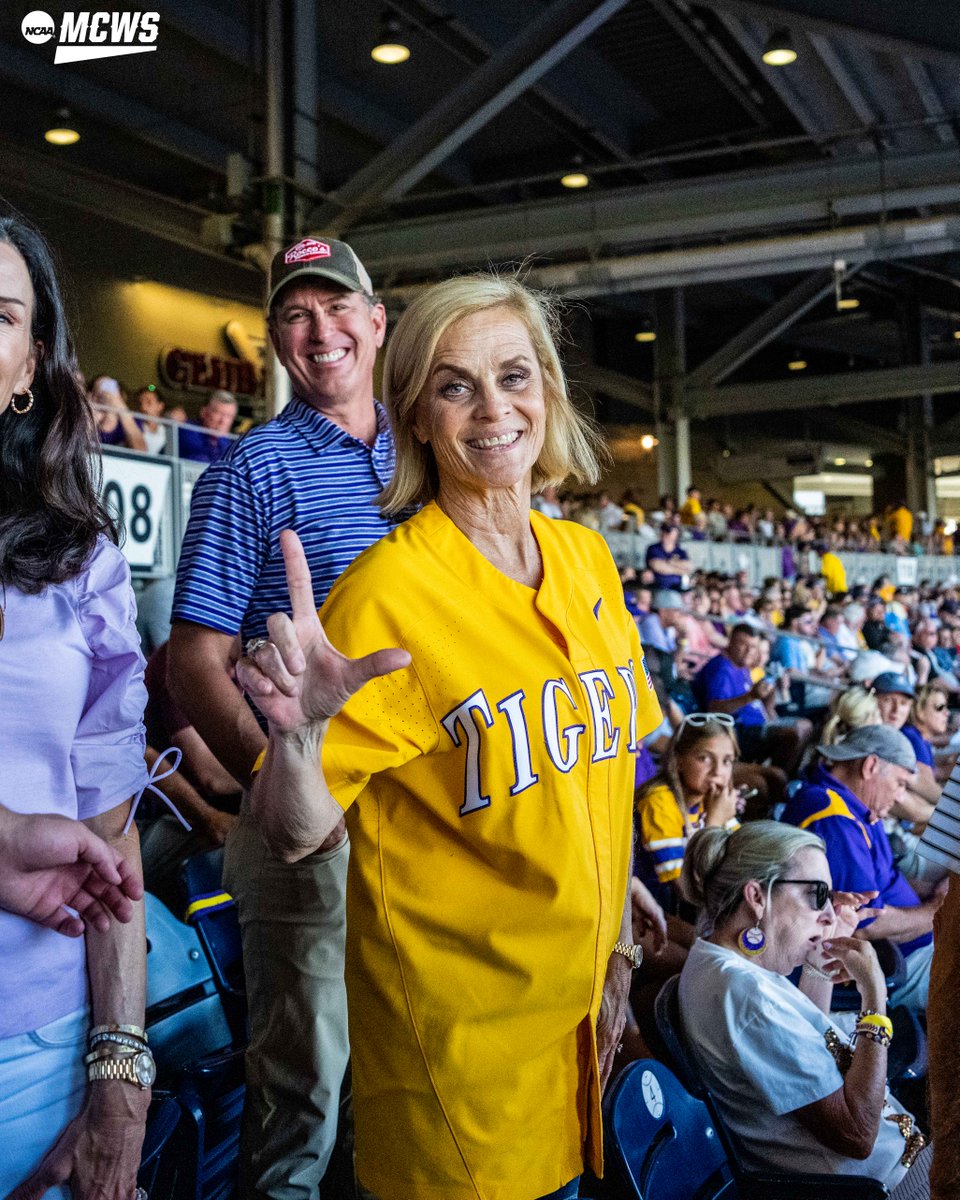 NCAABaseball's tweet photo. Welcoming all Baton Rouge royalty to Omaha! 👑 🏆

#mcws x @KimMulkey x @LSUwbkb https://t.co/ZVbXYY8qEt