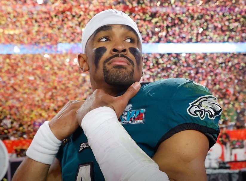 PHLEaglesNation's tweet photo. Jason Kelce says Jalen Hurts still “beats himself up” over the SB loss: “I’ve spoken to him about it. He still beats himself up over this play, that play.. I’m like ‘Dude, you had the best performance ever by a QB in the history of a SB, you did just fine.”

(via @JAKIBSports) https://t.co/yKbxZvdDNB