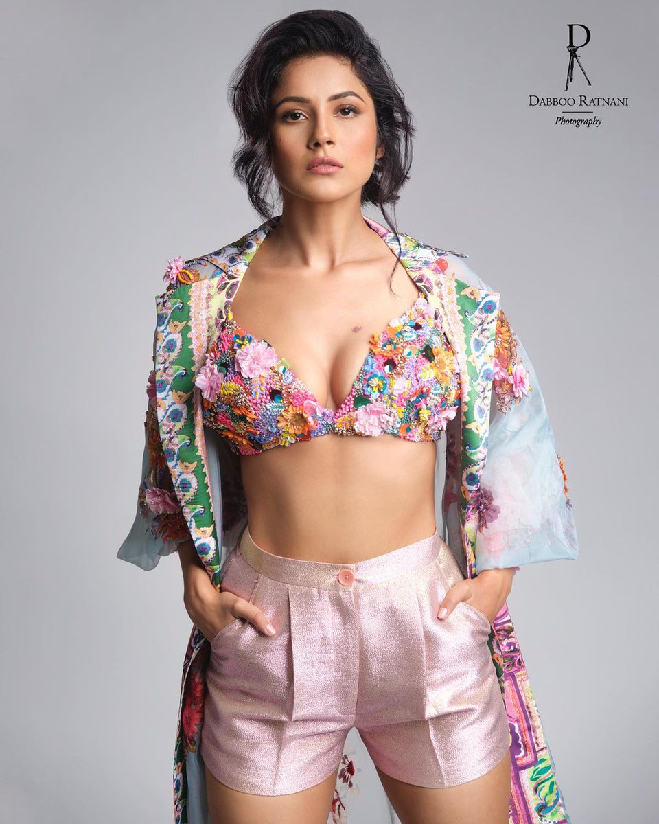 #ShehnaazGill looks uber sexy in a floral bralette and matching cape.

#ActressesDuniya #ActressGallery
@ishehnaaz_gill