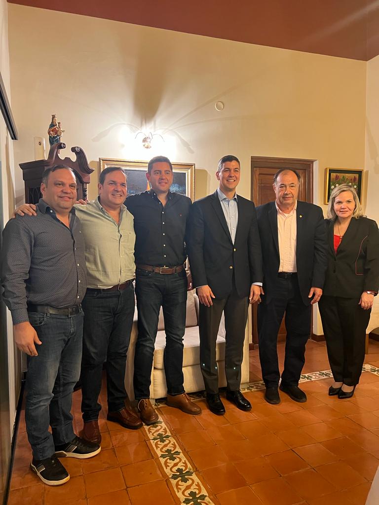 Juan Eudes Afara (@juanafara) on Twitter photo Tuve el honor de recibir en casa al Presidente Electo <a href="/SantiPenap/">Santiago Peña</a>, al Vicepresidente Electo <a href="/AllianaPedro/">Pedro Alliana</a>, a la líder de la Bancada Colorada Independiente Senadora <a href="/liliansamaniego/">Lilian Samaniego</a> y a los Senadores <a href="/Arnaldo_Sam/">Arnaldo Samaniego</a> y @MarioVarelaDip de la Bancada Colorada Independiente. Tuve el honor de recibir en casa al Presidente Electo <a href="/SantiPenap/">Santiago Peña</a>, al Vicepresidente Electo <a href="/AllianaPedro/">Pedro Alliana</a>, a la líder de la Bancada Colorada Independiente Senadora <a href="/liliansamaniego/">Lilian Samaniego</a> y a los Senadores <a href="/Arnaldo_Sam/">Arnaldo Samaniego</a> y @MarioVarelaDip de la Bancada Colorada Independiente.
