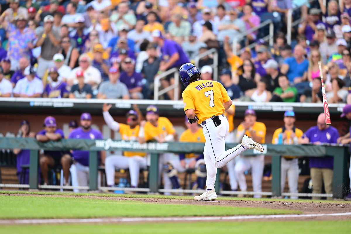 End 4 | Alex tallied run No. 10 for the Tigers 💜

LSU - 10
UF - 2