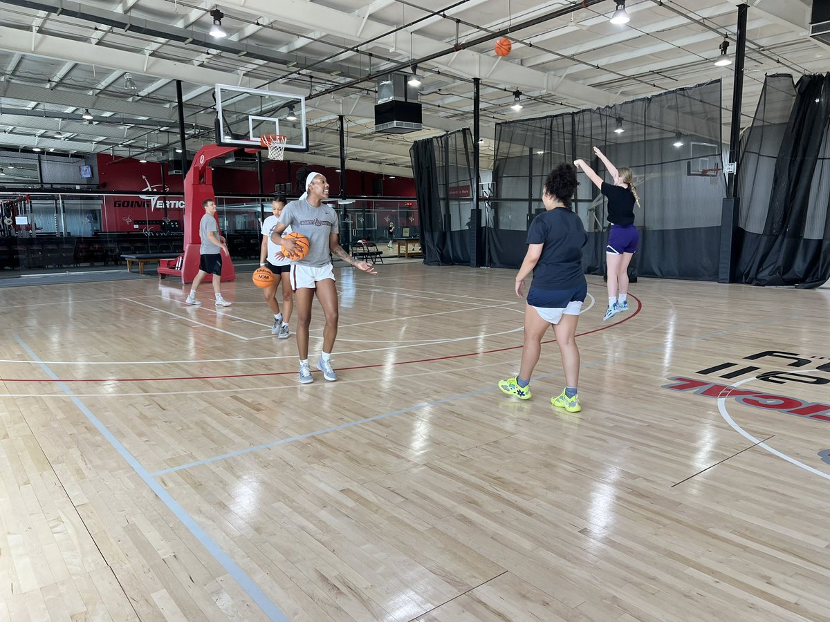 gvbacademy's tweet image. Another day.

Another opportunity to get better.

#StackingDays 📈📈💯

@YUNGTYUS23 x @akol_33 x @J2dinJohnson x @denim_johnson4 x @Dariauna1 x @aryannah_h x @aniahwayne9 x @HussNicky &amp;amp; Co.