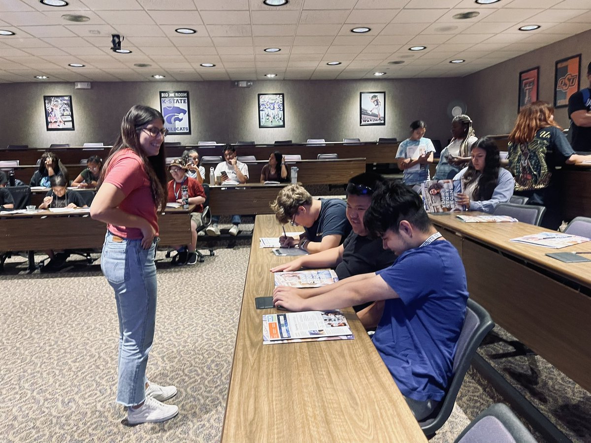 GraceBerumen's tweet photo. Hard to believe we had our last college for a day and started our last week of MAPS! It’s been so much fun getting to know incoming and future Wildcats this summer 💜
#kstatedmsa
#kstatediversity
#kstateprojectimpact
#MapS2023
#kstate
#kstatecollegeforday https://t.co/xoTpucU9ah
