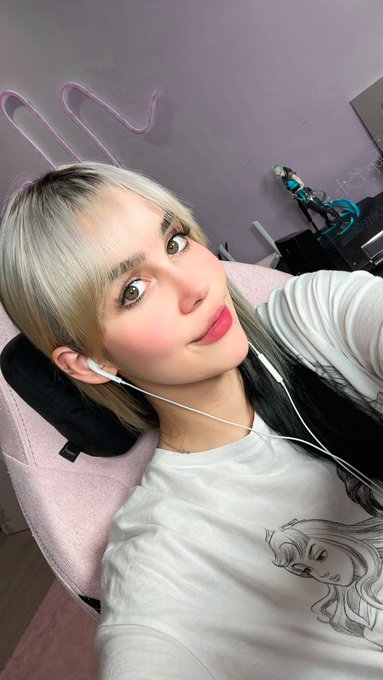 Ven al stream 💜  https://t.co/uG7CuBx3Jc https://t.co/mSYkGtVSgw