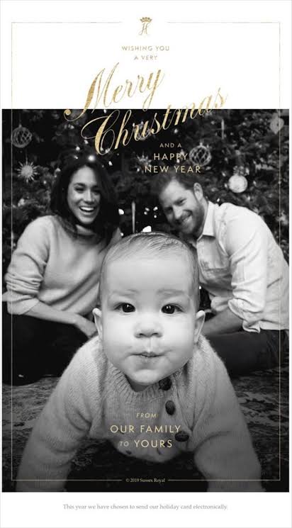 KingofPopTweets's tweet photo. #SussexBabyScam  is trending so Imma post these pics.

These are not the same kid! Their facial shapes aren't the same. Their eyes don't look the same. The kid on the left looks like Oriental. Harry &amp; Meghan are looking at the tub on right photo not at Archie.

#Netflix duco scam https://t.co/32aQj3EeYR
