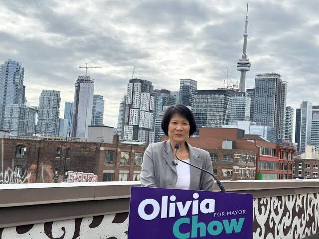 Toronto’nun yeni belediye başkanı Çin kökenli Olivia Chow oldu. Yükselişte olan sol tandanslı parti NDP Liberallere bir yenilgi daha tattırdı. Justin Trudeau’ya kapak olsun. 

Beyaz Kanadalıların yorumları trajikomik, bazıları Kanadaya Komünizm gelecek diye yazmış 😀😀🤣++