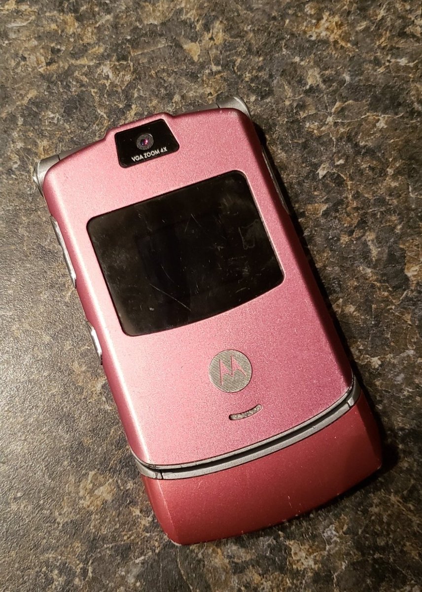 @PRINCESSVlCKY I still have my pink Motorola flip phone... I loved this thing 💗