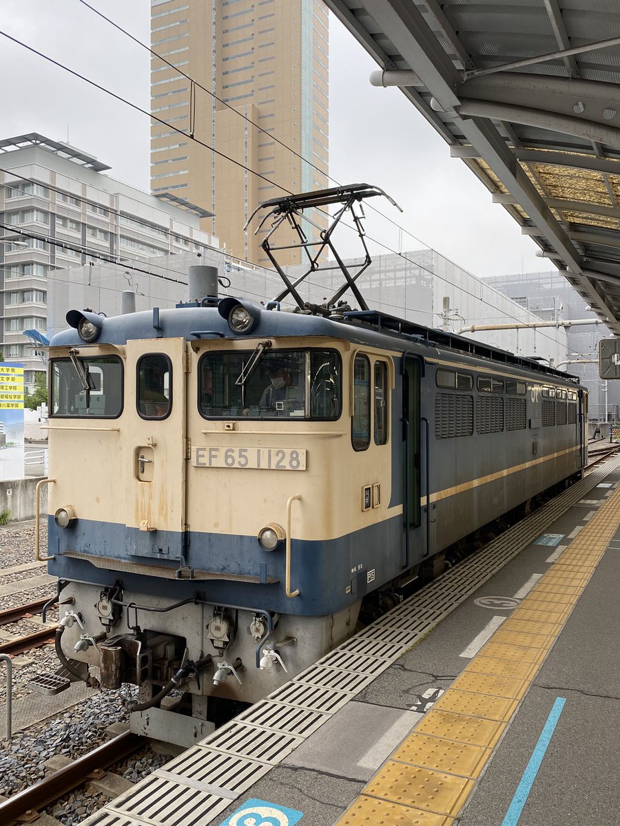 6月27日高松駅にて
早朝EF65 1128が高松駅に入線してきました。