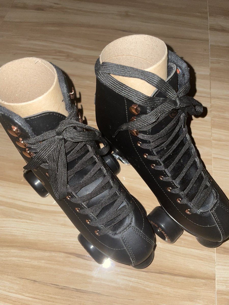 wonw69's tweet photo. wts lfb roller skates ph

rio roller skates (orig price: 8k)
PHP3,500 rush price
SIZE 7 UK/40.5 EU
dusty because they were stored for a long time 

# txt tomorrow x together bts blackpink seventeen new jeans aespa ive svt enhypen enha twice bp tbz stayc nwjns album lightstick pc https://t.co/RF6v9SNgZl