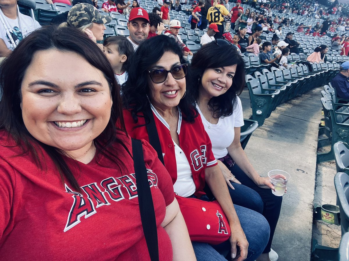 Ohmymichelle4's tweet photo. One of these things is not like the other! #dodgerblueforever https://t.co/dFlcOclttN