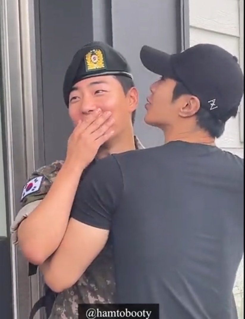 와.. 저 어깨랑 손 그리웠어