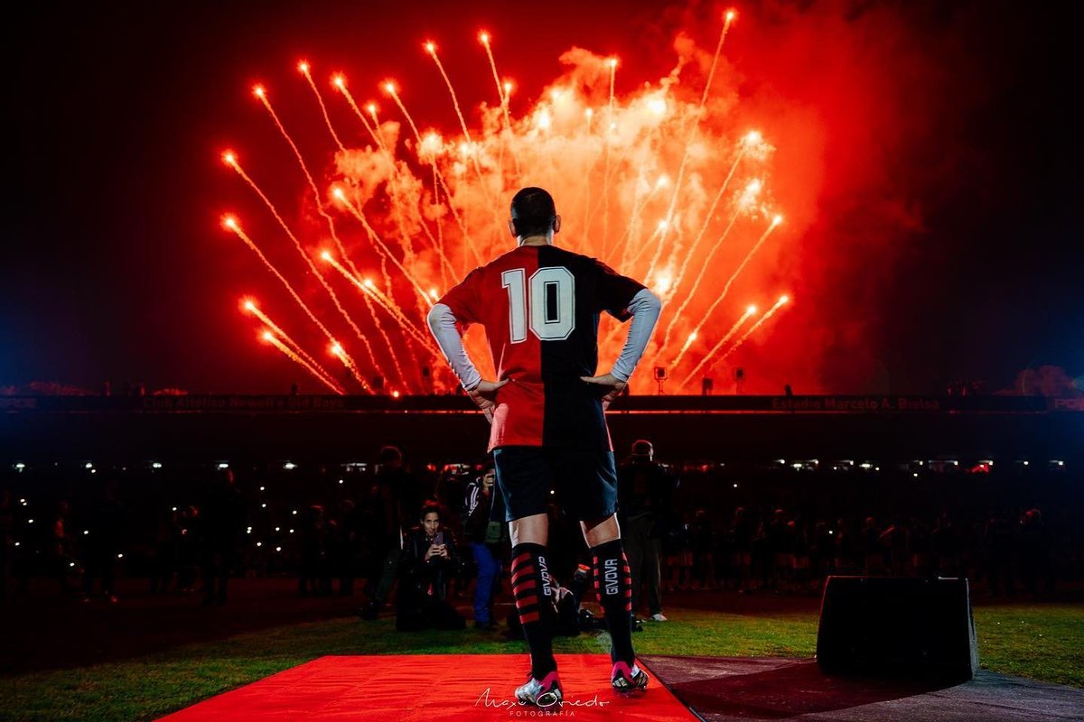 Una de las MEJORES fotos que he visto en el homenaje a Maxi Rodriguez. Foto de <a href="/MAXIOVIEDO_/">MAXI OVIEDO</a>