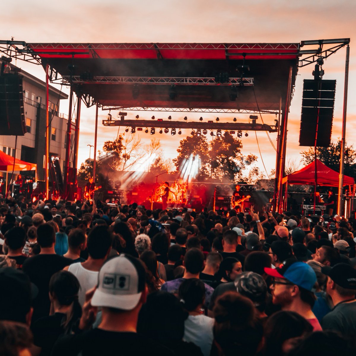 VolumeUtah's tweet image. Who's ready to rock on the block with @jimmyeatworld and @ManchesterOrch outside at @ComplexSLC? 🤘

Tickets are hot for the July 23 show! Don't miss your chance to see it go down! 🔥

Get your tickets &amp;gt; bit.ly/3r0WKe7 | @LiveNationSLC