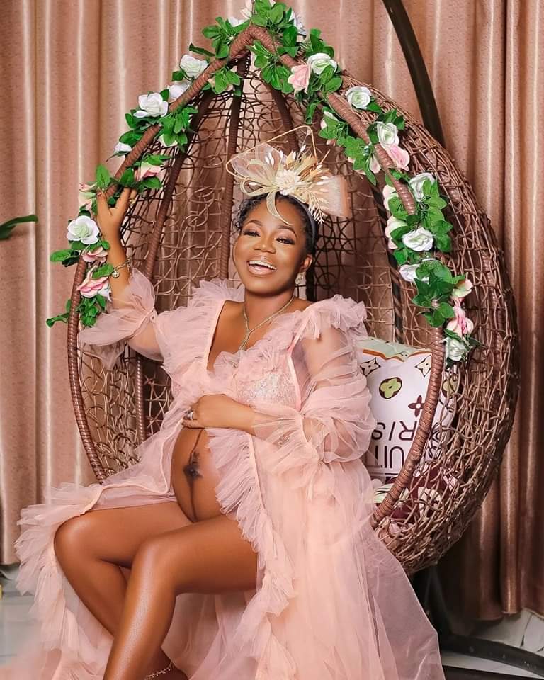 God is wonderful!

Mzbel gives birth to a healthy baby girl. 

We praise the Lord for her life. 

Instagram photo by @anewday_shot_it