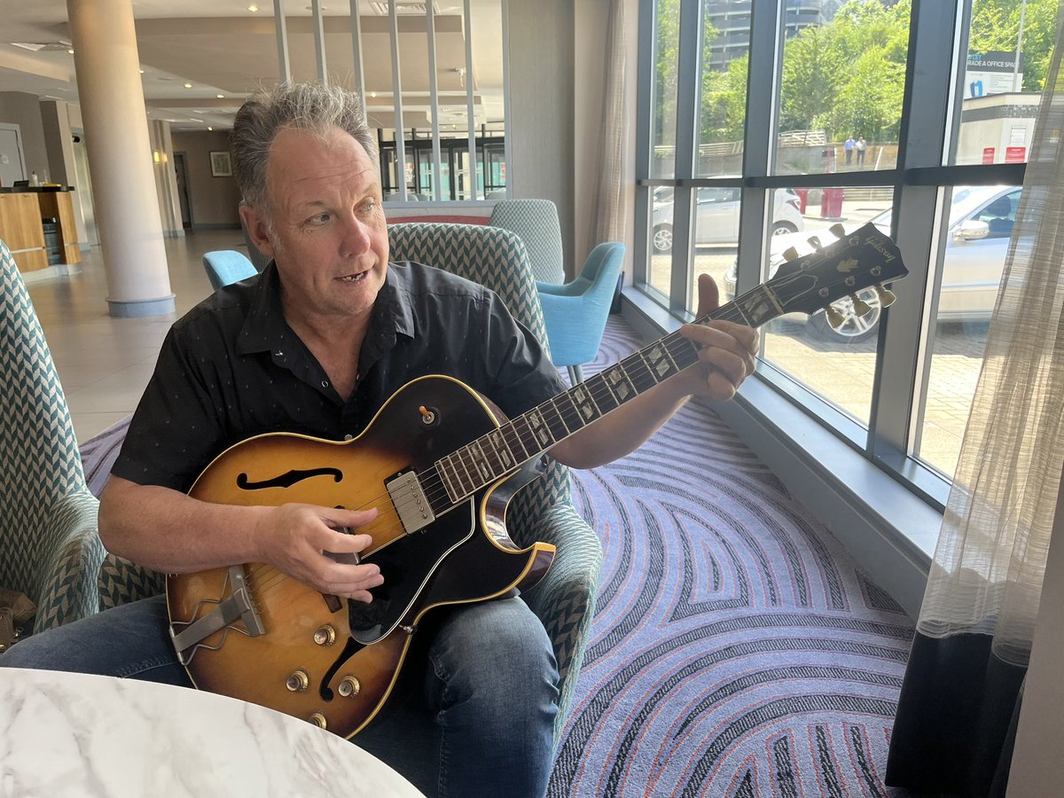 Had an overdue catch up with the one and only @MGStephenson today (fresh from Glastonbury!) and managed to get “my” old Gibson 175 back. So grateful, thanks Martin! Dave #TheDaintees #glastonbury