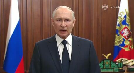 partigggiano's tweet photo. Non mi sbilancio sull'esito finale di questa guerra. Ma l'immagine di Putin è già quella di un dittatore stanco. Provato e infiacchito da una serie innumerevole di errori. La sottovalutazione degli ucraini. La certezza che l'Occidente non avrebbe mosso un dito, come già era capitato con la Georgia, la Cecenia e poi la Crimea. La sopravvalutazione della propria forza. Sono errori ricorrenti nelle biografie dei dittatori. Originano tutti dall’essenza stessa di una dittatura: la menzogna. L’assenza di una stampa libera e di un’opposizione politica, il fragile consenso costruito sulla paura, l’infedeltà da terrore degli apparati dello Stato che forniscono le informazioni necessarie alla presa delle decisioni, contribuiscono a rendere ciechi i dittatori. La macchina della propaganda diventa una benda nera stretta sui loro occhi. L’essenza stessa delle dittature è il virus che le porta ad autodistruggersi. E per fortuna, per questo virus, sembra non esserci un vaccino. #putinspeech