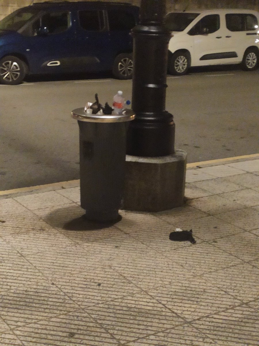 huronin88's tweet photo. @txoviet @UnMateinCabreao @aytoviedo 3 días esta papelera en santullano, volvemos como a los dos primeros años de mandato de Canteli, cero limpieza y jardineria https://t.co/NndfNgnAfg