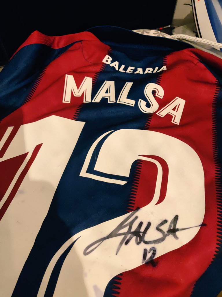 jloos87's tweet photo. Vanavond weer een fijn shirt opgehaald voor op toekomstige (ex) Fortuna wand op mijn werkkamer.

#LevanteUD shirt van #Malsa van de wedstrijd thuis tegen Real Madrid in 2021.

De week maar eens inventarisatie maken van collectie.

#FortunaSittard https://t.co/CiwKLUDq6M