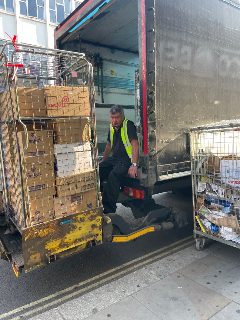 RuthMayorcas's tweet photo. @LBHF will you do something about illegally parked #deliveryvans - here in #C9 at 6pm on KingSt last night - a frequent offender. https://t.co/rR7Z634QRh