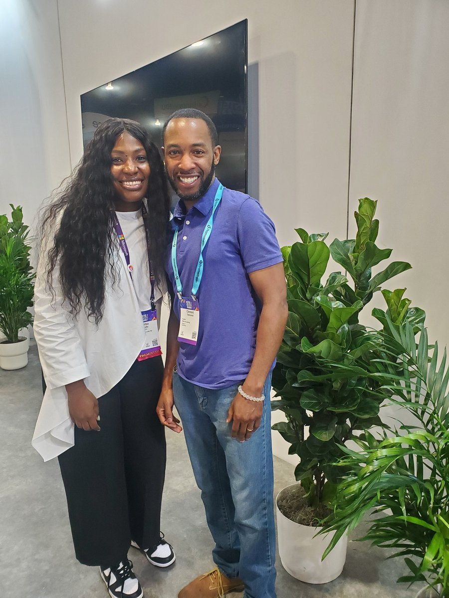 ClementTV_'s tweet image. So cool to meet @inc_yv in real life after having been connected for awhile on social media! Be sure to grab a copy of her book McKenzie&apos;s Time Machine. #ISTELive #istechat #ISTE23