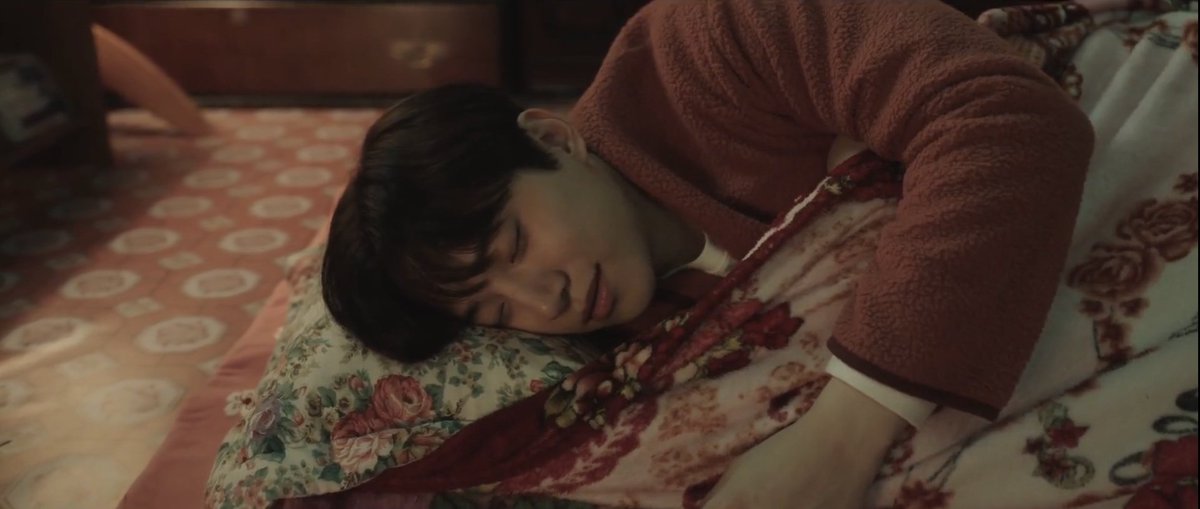 the way he smiled ever so subtly with his eyes, his smile very slowly becoming clearer to the reader, only for him to fully smile (maybe for the first time in a long time) in his sleep — this is actor lee junho everybody. [ #KingTheLandEp4 ]