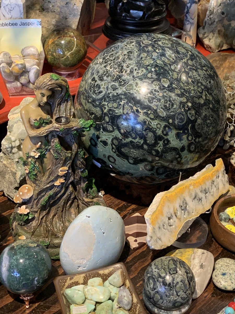 franksgarcia4's tweet image. I exhale my chaos.. #crystals #enchantedforrest